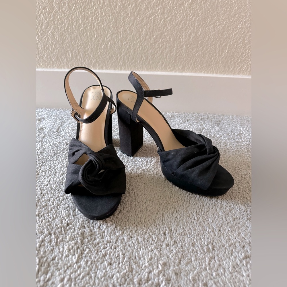 💜New York And Company Gabby Knotted Mules